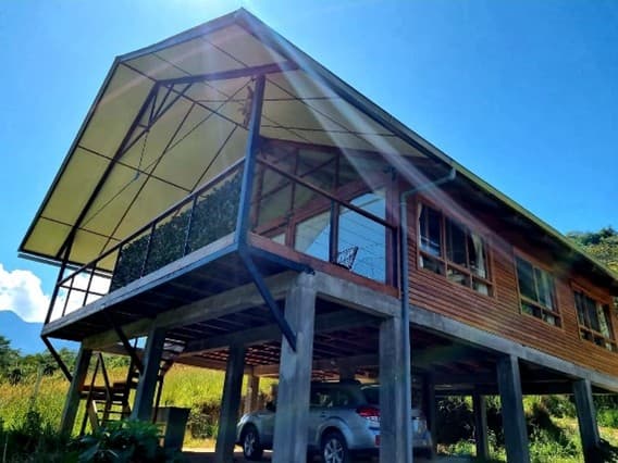 Casa de madera en villa cerrada de Quillazu