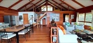 Casa de madera en villa cerrada de Quillazu foto 2